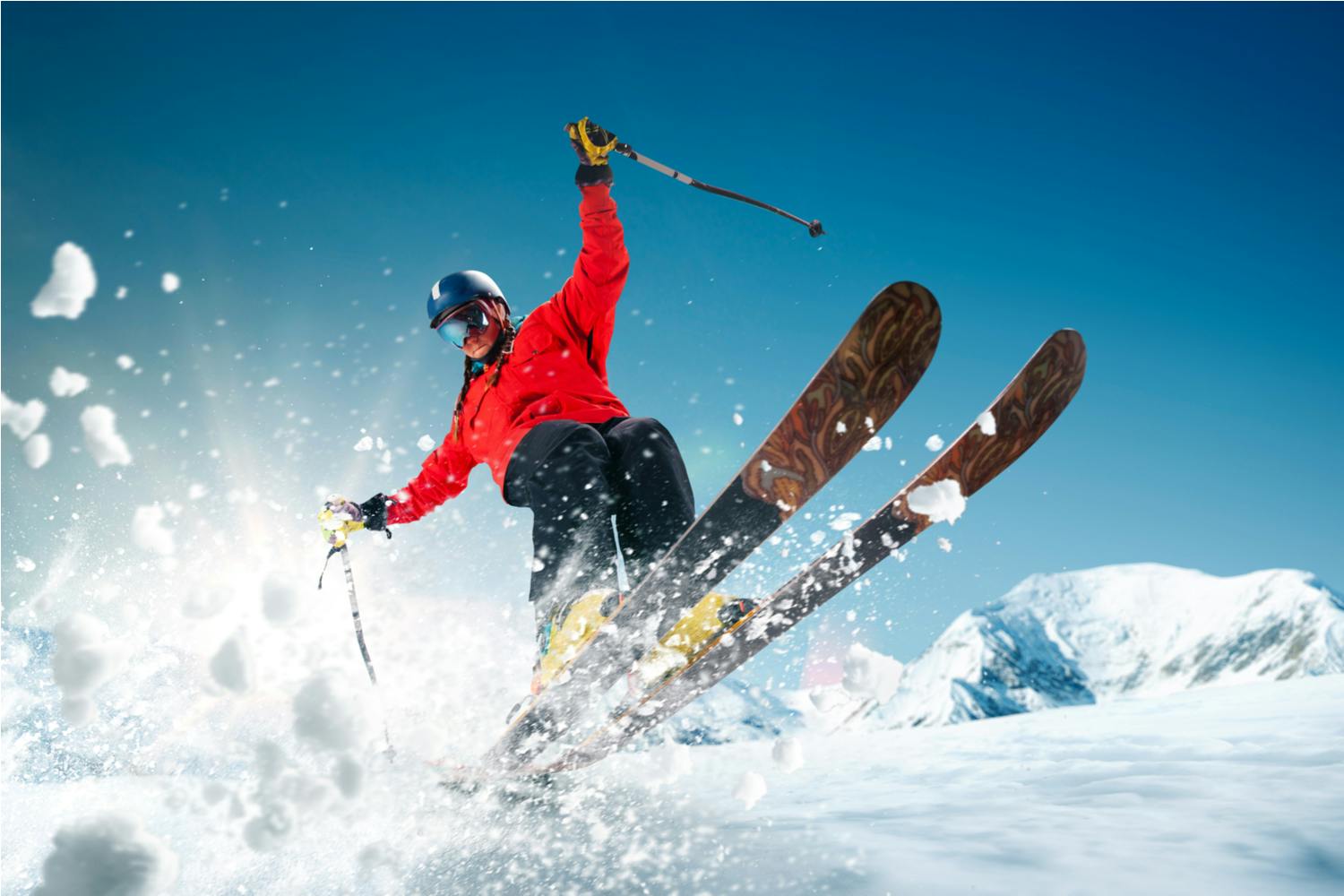 Mand står på ski i bjergene